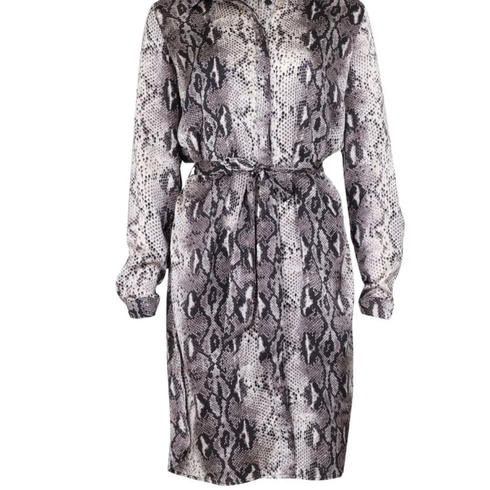 Superskön och fin klänning från Neo Noir inköpt från Design only! Nypris:600kr, mitt pris:150kr.    Storlek S. Klänningar.