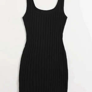 Klänning  - En oanvänd kläning. Aldrig använd.