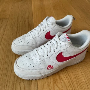 Nike Air Force 1 - Nike Air Force 1 i storlek 41. Inköpta förra sommaren men de har inte kommit till så mycket användning pga fel storlek. Bra skick. Köpare står för frakt.