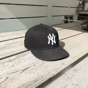 New York Yankees snapback, svart - Yankees kepa i bra skick, använt mindre en 10 gånger. Storlek: Medium/Large