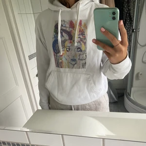 The cool elephant hoodie - Jag säljer denna mysiga och coola hoodie från the cool elephant! Den har en lite grön fläck under men den syns inte när man har på sig den som på första bilden. Nypris är 600 kl och jag säljer för 100 kr + frakt! Storleken är M men passar alla beror på vilken passform man vill ha, jag brukar ha storlek S och den sitter lite oversized på mig vilket är så jag vill ha den!❤️❤️😚