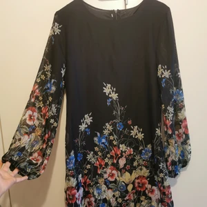 Blommig klänning - Fin klänning i a-linje modell. Tunna, ärmar och resten är fodrad. Märkt M men skulle säga mer XS/S med liten byst. Dragkedja i ryggen. (Lägger all frakt på spårbart, men går ev att få billigare med porto) 