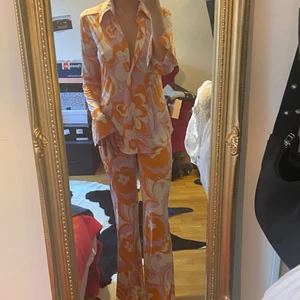 🌸Matchade set🌸 - (Mina och lånade bilder) säljer de här så fina setet ifrån Zara, byxorna är aldrig använda och skjortan använd 2 gånger. Tyvärr kommer dom aldrig till användning hos mig😢 Byxorna är i XS och skjortan i M. Prislappen är kvar på byxorna, kan även  eventuellt sälja separat beroende på förfrågan🥰 köparn står för frakten💕🌸💕🌸💕🌸 NYPRIS 600kr tillsammans 
