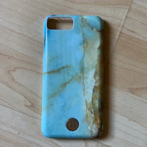 skal till iPhone 6/6s - Ett skal från märket holdit som har grön/blåa och gula marmor/sten detaljer. Passar till både iPhone  6 och 6s. Lite slitet eftersom det är välanvänt. 