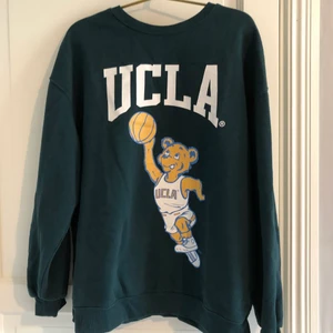 Ucla sweatshirt  - Jag säljer en mörkare grön sweatshirt från hm, ordinarie pris: 249kr mitt pris: 120 (frakten ingår i priset!), den är i storlek L men passar som S/M, den är i gott till fint skick då den inte ofta har använts, tröjan är från H&M!! 