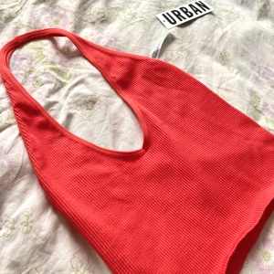 Halter topp - Asball halterneck topp i corallfärg! Den är från Urban Outfitters i nyskick💝