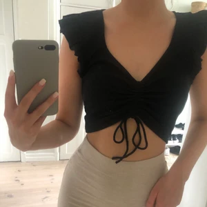 Topp från Zara - Snygg och trendig topp från Zara. Endast testad. Lapp sitter kvar. Storlek L men liten i storlek passar S/M. Kan komma överens om ett pris för frakt💞 