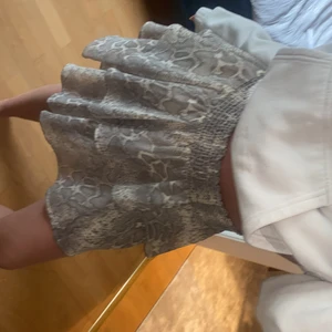 Kjol - Fin kjol med volanger från Gina. Kjolen är knappt andvänd och därmed i nyskick🥰🥰skriv om du har några frågor 