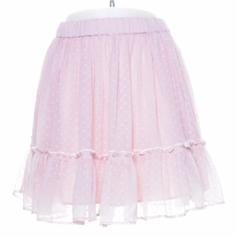 Säljer denna underbara kjol från Na-Kd x Celine & Talisa kollektion, storlek 36 ✨ perfekt längd som inte blir för kort när man böjer sig ned ⚡️ mycket fint skick. (Frakt ligger på cirka 50kr). Kjolar.