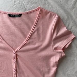 Topp - Säljer nu denna supersöta toppen från Shein! Färgen är i en superfin rosa färg, storlek xs! 40:- INKL frakt!