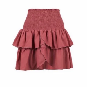 Neo noir skjørt - Selger dette neo noir skjørtet ettersom det ikke blir brukt. Str M. Nypris er 480. Pm for flere bilder. Selges til satt pris eller hbd☺️