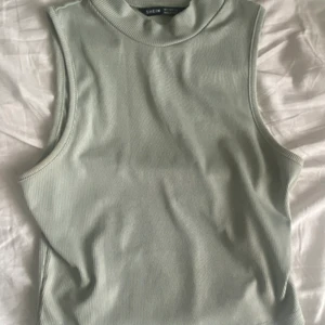 Sage grön topp - Topp från Shein. Säljer pga att den aldrig andvänds. 75kr + frakt