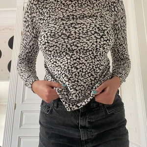 Tröja - Superfin tröja som både passar till vardags och festliga tillfällen. Mycket skönt tyg och är i bra skick.  Inga slitningar eller defekter - ser ut som ny. Jag är 174 cm lång. 