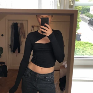 As najs topp - Skit najs alldeles ny oanvänd topp, endast provad, från NAKD med alla lappar kvar. Jätte skönt svalt material med långa armar. Storlek XS men passar S också då den är stretchig. Köpare står för frakt🌸 