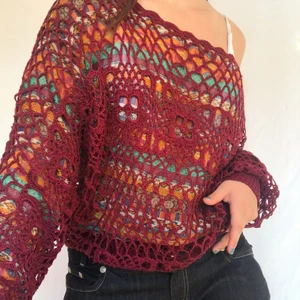 Virkad tröja  - Unik virkad tröja från desigual. Täcktyget är ett underbart flerfärgat meshtyg. Köpare står för frakt. Visas på en S