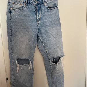 Jeans med hål strl 38 - Säljer mina jeans den hm. Använda fåtal gånger och så gott som nya. Köparen står för frakt 