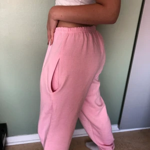 Mjukisbyxor - Rosa mjukis som tyvärr aldrig kommit till användning. Dom är ganska tunna och fluffiga inuti vilket gör att dom är sköna och lätta på kroppen. Köparen står för frakten☺️