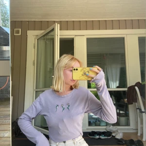 Lila tröja - Jättegullig lila topp från bershka! Knappt använd och i ett superskönt material. Köpare betalar frakt💖