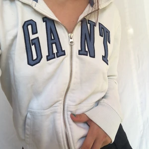 Gant hoodie  - Underbar gant hoodie med blå text. Märkt storlek 170, uppskatta till s/m. Visas på en s. Tyvärr har en en mindre gräsfläck på vänster underarm, därav priset. Frakt betalas av köparen