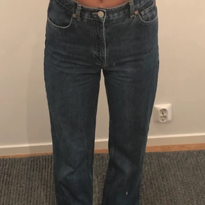 Zara jeans - Säljer ett par zara jeans i mörk blå färg. Höga i midjan. Förutom ett litet hål som vi sytt igen (som inte syns) är dom i nytt och fint skick. Storlek 36. Jag är ca 170 och dom går ner till marken på mig, det går även att klippa upp dom efter önskad längd! Hör av er vid intresse. Fraktkostnad: 66kr🤗 