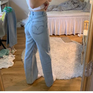 Levis high loose - Jättesnygga jeans från levis i modellen high loose. Köpta för 1250 kr på carlings. Använda kanske 5 ggr. Säljer för att de är lite för korta för mig. Jag är 177 och de är ungefär 4 cm för korta. (bilden är lånad) säljer för att dem är för stora för mig. Buda från 300