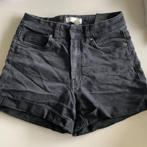 Svarta H&M shorts - Ett par svarta shorts som använts ett fåtal gånger. Är i ett jätte bra skick 