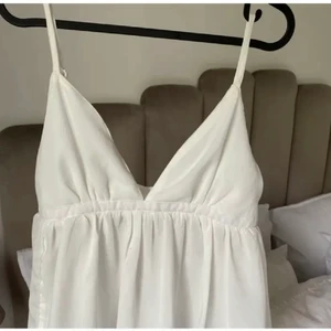 Vit topp - Lånade bilder!! Lägger ut igen pga oseriösa köpare! Lägg endast bud om du är intresserad. Storlek S. Köptes men var för stort för mig. Buda. Skriv pm för frågor ❤️ högsta bud:250kr