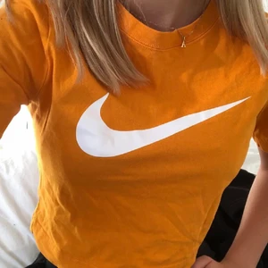 orange Nike baby-tee - kort Nike tröja ( äkta )! Tror barnstorlek men passar mig som är s 💕💕 