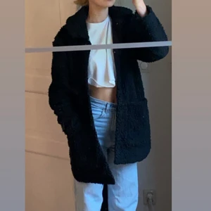 Svart Teddyjacka  - Säljer nu min finaste teddyjacka/kappa från hm då den inte längre kommer till användning😢 perfekt både som höstkappa och till vintern eftersom den är så varm!