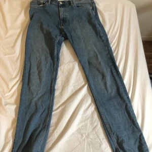 Slim demin byxor, size 34 - Bekväma byxor, slim demin aldrig använd. Köpt för 400kr, säljs för 150kr!