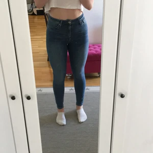 Blåa skinny jeans  - Snygga, stretchiga mörkblåa skinny jeans i stl S(skulle passa M också), har blivit lite för små för mig och inte riktigt min stil längre men formar sig väldigt fint efter kroppen! I fint skick även om de är väl använda