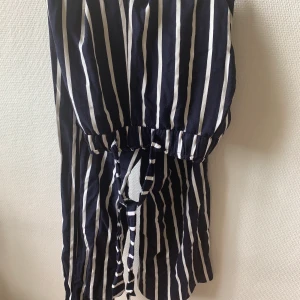 Byxor - Snygga vida randiga byxor, perfekta till sommaren. Skriv för fler bilder. Köpare står för frakt eller möts upp i Stockholm💕