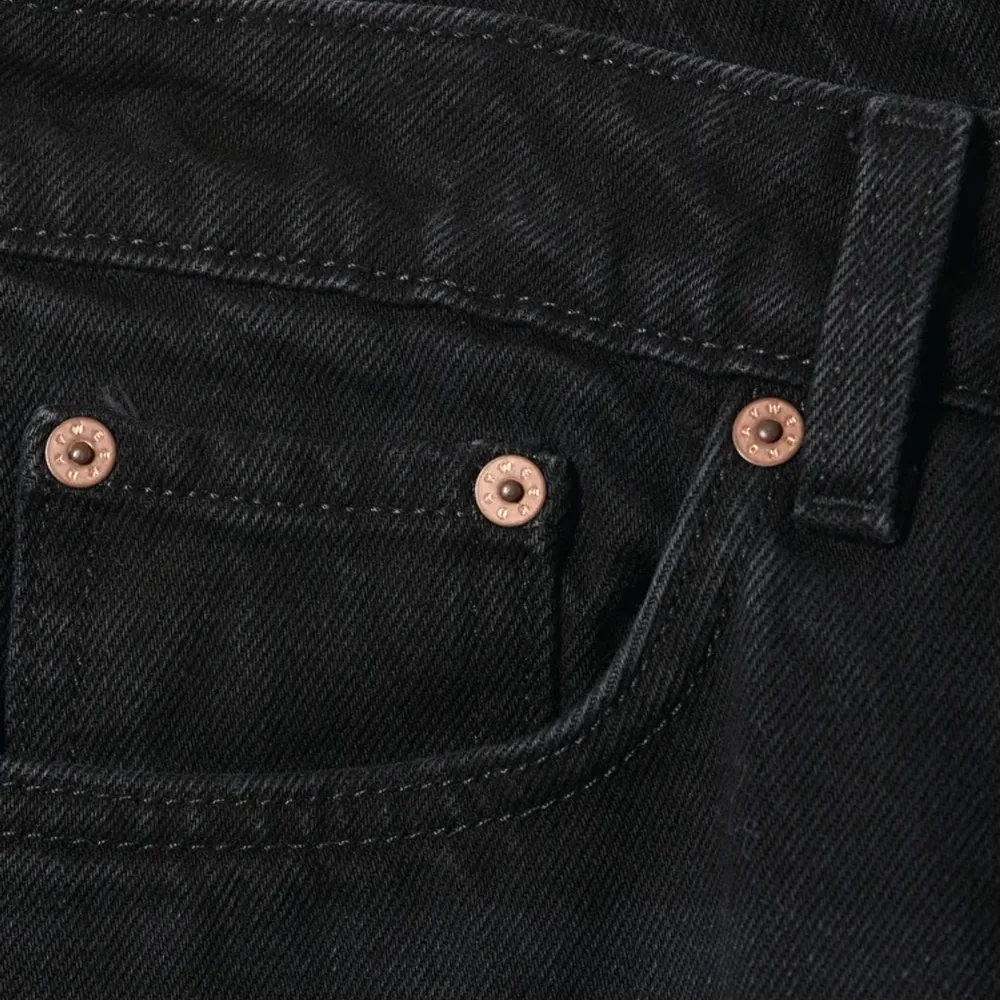 Säljer ett par jeans från Weekday Voyage High Straight Jeans Ecco black. Storlek W27 L32. Är 171 cm. Använt några gånger men fortfarande i bra skick. Nypris 500 säljer för 270kr +frakt. Jeans & Byxor.