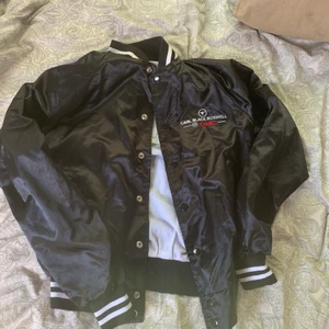 as cool jacka  - Säljer denna skit snygga jacka som e köpt på second hand! Jättefint skick! Passar xs-m! Startpris 200kr