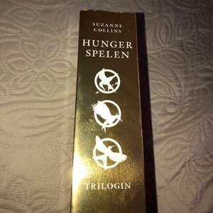 Hungerspelen Trilogin av Suzanne Collins ❤️