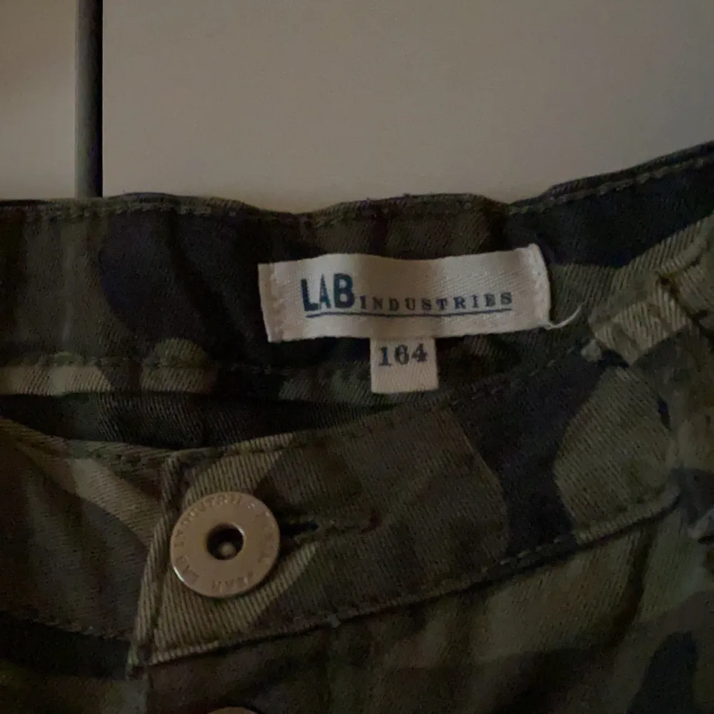 Kamouflage byxa med knappar, bomull, stl 164, har använts några gånger. Jeans & Byxor.