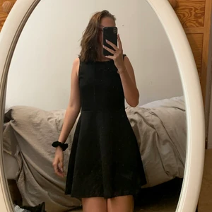 Svart fin klänning som använts några gånger  Storlek:M  - Klänningen e väldigt skön och bekväm 