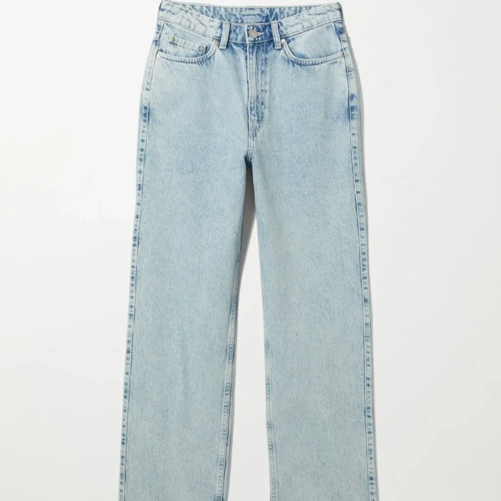 Jeans från weekday i modellen rowe. Använd Max 5 gånger. Säljer pga för små! Storlek 27x32. Jeans & Byxor.