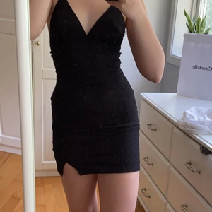 Klänning  - Klänning från H&M. Använd en gång. Öppen i ryggen och en liten slits på vänster ben. lite stor i banden för mig som är en S och ungefär 166cm. Köpte den för 150kr säljer därför för 125kr. Köpare står för frakten. 