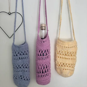 Virkade flaskväskor - Virkar dessa söta små ”flaskväskor” som man kan ha med på picknick och sådant! Brukar oftast bara hitta på något mönster medan jag gör dem men garn kan man välja helt själv! Priset varierar lite beroende på garn men det blir ca 150-200 kr. Jag brukar även använda dem som vanliga väskor till telefon och  plånbok.