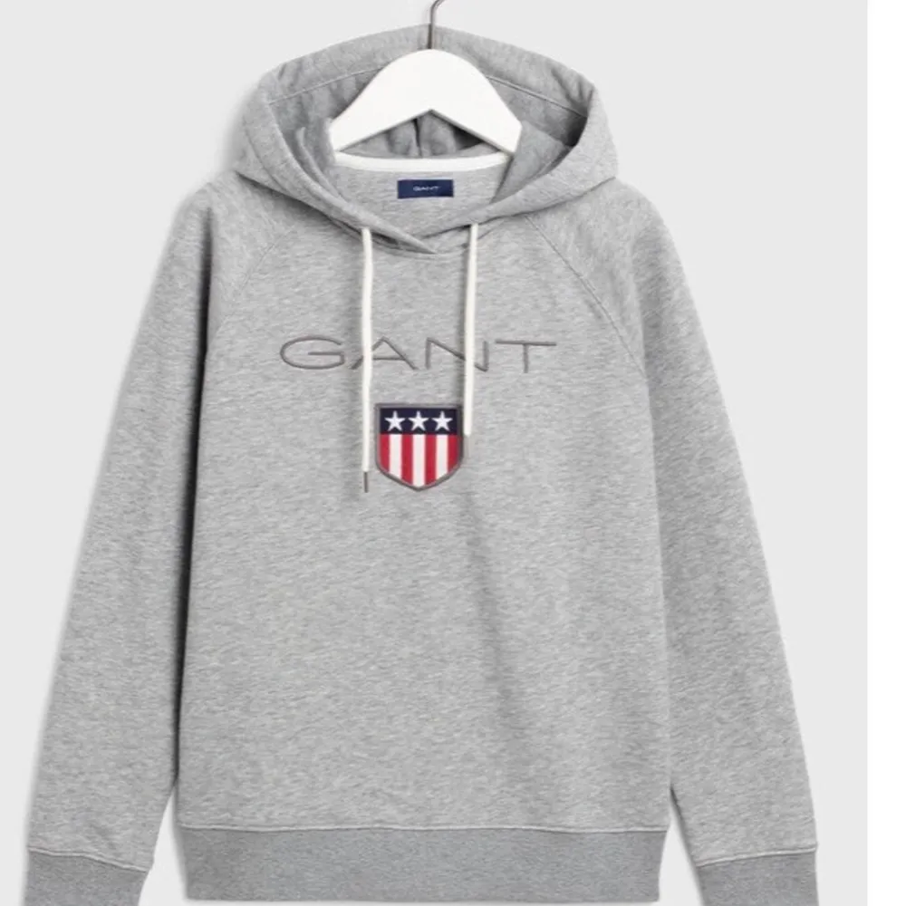 Säljer denna hoodie då den inte kommer till användning längre. Nypris var 1100 kr och har endast använt den ett fåtal gånger. Mycket fint skick. Frakt tillkommer💓 (Tar swish) . Tröjor & Koftor.