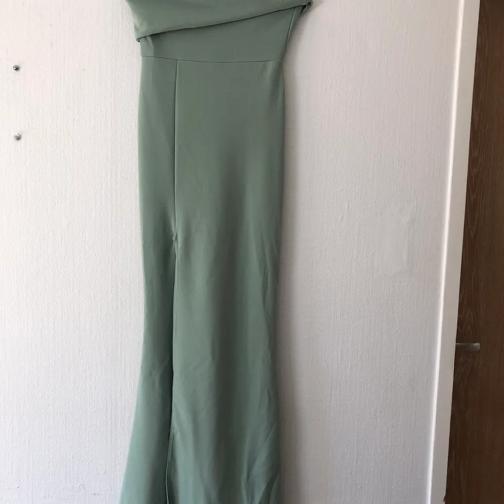 Supersnygg långklänning med slit i en ljusgrön färg!Köpte klänning förra året men den har aldrig kommit till användning då den tyvärr är för lång för mig. Klänning kommer från missguided där jag även hämtat första bilden ifrån. . Klänningar.