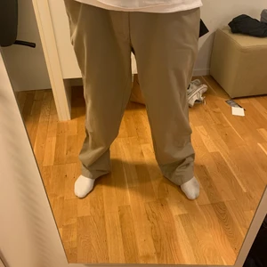 Helt nya Atlanta byxor - Helt nya beiga, baggy chinos från Atlanta. Str: 38-32. Nypris 400 kr