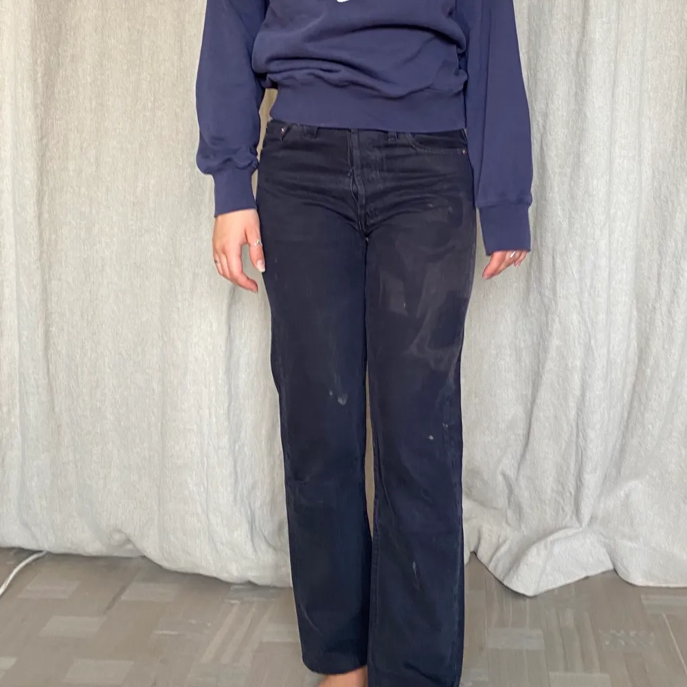 Levi’s jeans i modellen 501. Småfläckarna är borttvättade sedan bilden togs men har en strörre permanent fläck på vänstra ben från blekning. . Farkut & Housut.