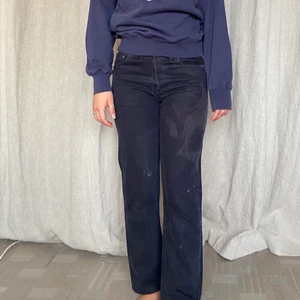 Levi’s blå  - Levi’s jeans i modellen 501. Småfläckarna är borttvättade sedan bilden togs men har en strörre permanent fläck på vänstra ben från blekning. 