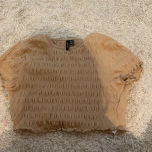 vero moda topp - en jätte fin topp som passar perfekt till en kjol osv. aldrig använt den bara testat! säljes pgv att jag inte gillar hur den sitter på mig. köpt för cirka 200kr och säljer nu för 60kr plus frakt.