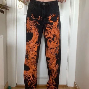 Svarta jeans med orange drakar - Sjukt snygg byxor med coola detaljer. 🧡 Bra skick <3