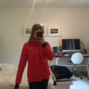 Röd Everest skidjacka i storlek 34/36 - En skidjacka från Everest i rött som är i storlek 34, men passar även en 36 (beroende på hur mycket kläder man har under). Är använd men i väldigt bra skick, förutom en liten vit fläck som är på höger arm (syns på sista bilden). Kan antingen mötas upp eller skickas på posten, om du står för frakten