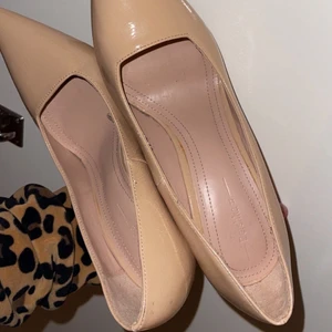 Klackar - Klackar i beige ifrån Bianco. Storlek 37. ✨✨ allt sker via swish