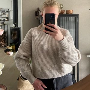 Stickad varm tröja - Storlek XS väll använd så den är lite nopprig, men inte sönder någonstans. Köparen står för frakten.